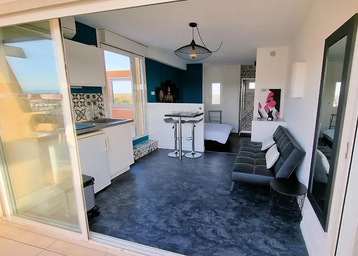 Cyrene Port Nature 5 アパート